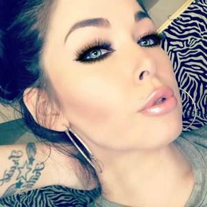 Meet your Posher, Larissa